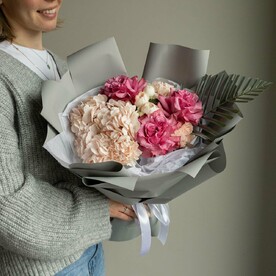Фирменный с гортензией и пионовидными розами. Букет 19 Галерея