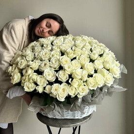 Корзина из 151 белой розы