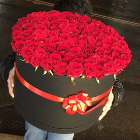 101 роза в шляпной коробке с красивым бантом