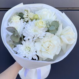 Хризантема, Роза, Лизиантус Эустома, Статица, Эвкалипт, Авторская упаковка