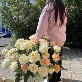 Большая корзина с французскими розами