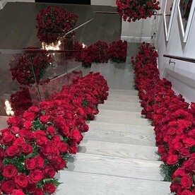 Декор из красных роз