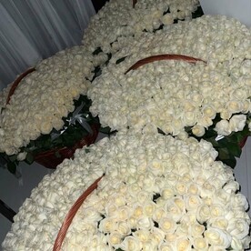 Четыре корзины по 250 роз