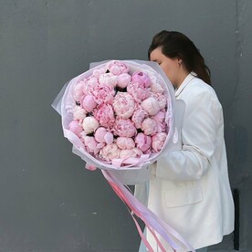 Букет из 31 пиона