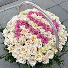 Цифры из роз в корзине