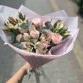 Букет ‘Нюд’ из альстромерии, кустовой розы и эвкалипта