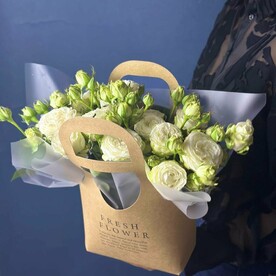 Композиция из белых кустовых роз