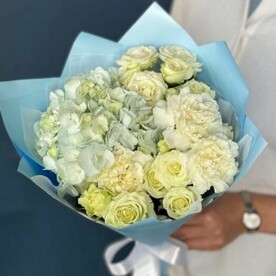 Букет с гортензией и кустовыми розами "Цветочный компас"