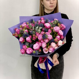 Букет цветов пионовидные розы и эрингиум