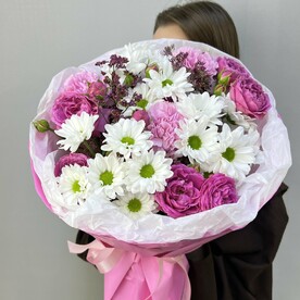 Букет с хризантемой и кустовыми розами