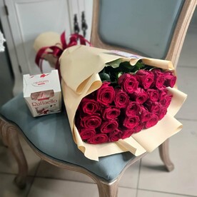25 роз красных роз с конфетами