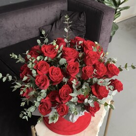 Красные розы  в коробке