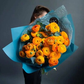 Букет желтых ранункулюсов и эвкалипта, красивый букет цветов, шикарный, премиум цветы, ранункулюс.