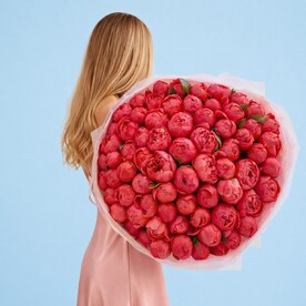 Шикарный букет из коралловых пионов, 51 шт.