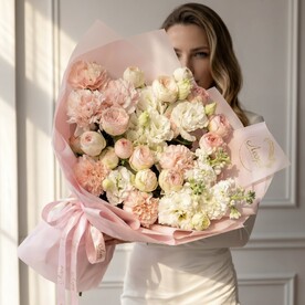 Букет из ароматных кустовых роз. Авторский букет 699. Leoraflowers