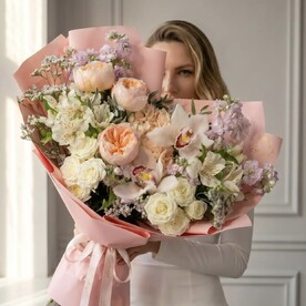 Букет из премиальной пионовидной розы Джульетта. Авторский букет 5113. Leoraflowers