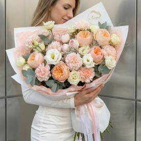 Букет из премиальной пионовиднй розы Джульетта. Авторский букет 5102. Leoraflowers
