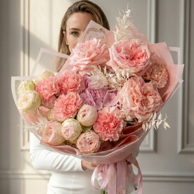 Букет из пионовидной розы Хитоми и диантусами. Авторский букет 5115. Leoraflowers
