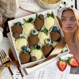 Клубника в белом и молочном шоколаде Callebaut с голубикой — набор №1004
