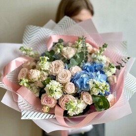 Букет из роз и гортензии - Сказка