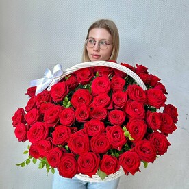 Красные розы в корзине, 75шт, Ред Наоми