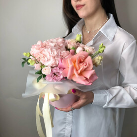 Гортензия, Роза кустовая, Роза розовая, Лизиантус Эустома, Писташ, Шляпная коробка, Оазис