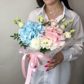 Гвоздика одноголовая, Гортензия, Лизиантус Эустома, Роза розовая, Роза кустовая, Писташ, Шляпная коробка, Оазис