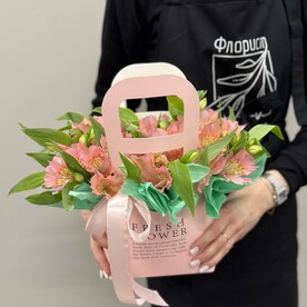 Нежная композиция с альстромерией