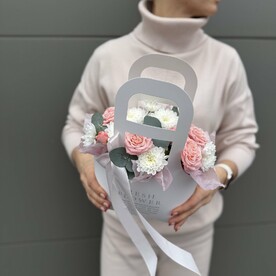 Сумочка с пионовидными розами, кустовой хризантемой и эвкалиптом