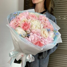 Букет из гортензий, пионов, незабудок, роз и диантусов