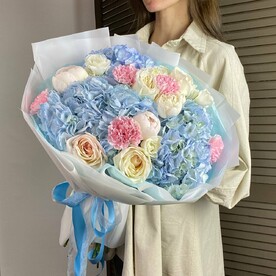 Букет с гортензиями, пионами и розами