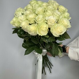 Букет белых эквадоровских роз 80см