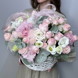 Роза кустовая, Лизиантус Эустома, Эвкалипт, Оазис, Корзина плетеная