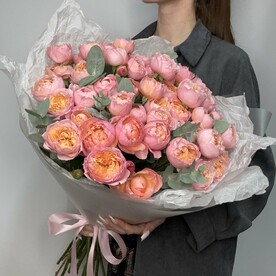 Букет пионовидных кустовых роз с эвкалиптом