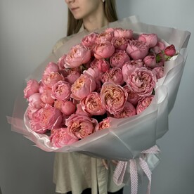 Букет пионовидных кустовых роз