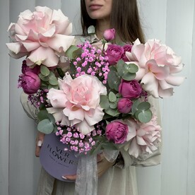 Роза пинк мондиаль, Гипсофила, Роза кустовая, Эвкалипт, Шляпная коробка