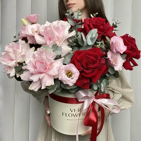 Роза Эквадор, Лизиантус Эустома, Эвкалипт, Оазис, Шляпная коробка