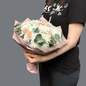 Букет с розами, кустовой хризантемой и эвкалиптом