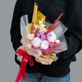 Букет из сухоцветов: хлопка, озотамнуса, краспедии, пампасной травы и лаванды.