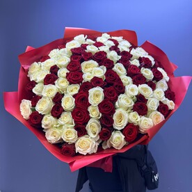 101 роза 70 см красные и белые