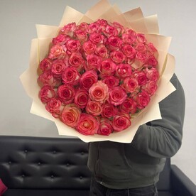 Розовые розы джумилия 51шт