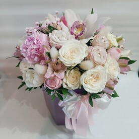 Роза кустовая, Рускус, Альстромерия, Фисташка, Орхидея, Гипсофила, Коробка, Оазис