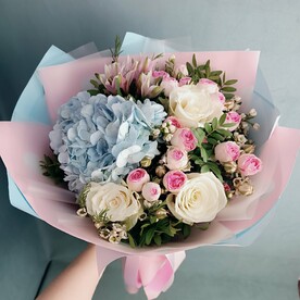 Букет с гортензией и розами