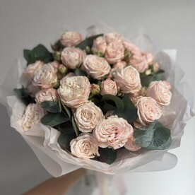 7 пионовидных роз с эвкалиптом