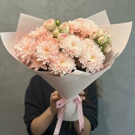 Букет из хризантем и кустовых роз