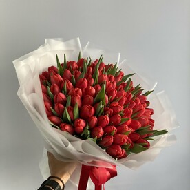 Букет из 99 красных отменных тюльпанов