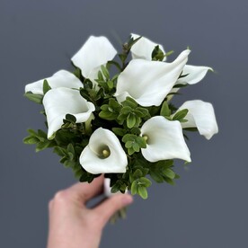 Букет из 9 калл с зеленью