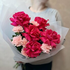 Французские розы с нежными диантусами (гвоздиками)