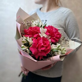 Букет-комплимент из малиновой французской розы и белой альстромерии