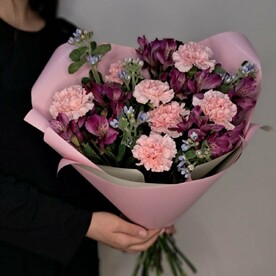 Яркий букет с нежными диантусами, оксипеталумом и альстромерией